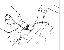 9. Выверните болты и снимите крышки коренных подшипников коленчатого вала.