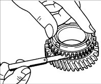 4. Измерьте зазор между кольцом синхронизатора и поверхностью фланца