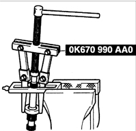 5. Съемником OK670 990 AA0 снимите подшипник с первичного вала.