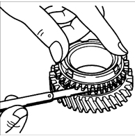 3. Измерьте зазор между кольцом синхронизатора и поверхностью фланца