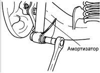 4. Выверните болт нижнего крепления амортизатора.