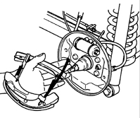 8. Отсоедините трос стояночного тормоза от задней тормозной колодки.