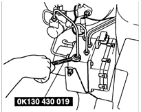 2. Ключом ОК130 430 019 отверните тормозные трубки от главного тормозного