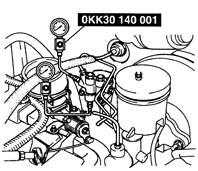 1. Соедините приспособление ОКК30 140 001 с тормозными трубками, как показано
