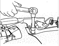 4. Выверните две гайки и болт и снимите рычаг стояночного тормоза.
