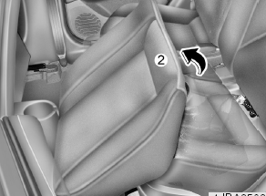 3. Поднимите заднюю часть подушки сиденья вверх (2).