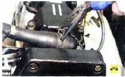 4. Ослабьте хомут крепления шланга системы вентиляции картера двигателя к патрубку