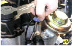 5. Ослабьте хомут крепления подводящего шланга системы вентиляции картера двигателя…