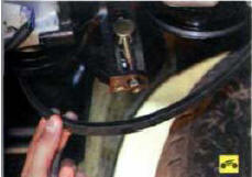 7. Снимите ремень привода компрессора кондиционера (см. «Замена ремня привода