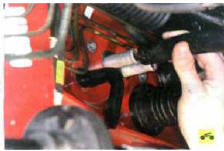 20. …и отсоедините шланги отопителя от патрубков радиатора отопителя на щите