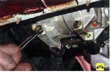 55. Выверните два нижних болта крепления компрессора кондиционера к кронштейну