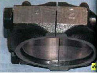 На крышку и шатун нанесена условная маркировка (значок в виде угольника и цифра).