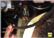 12. Перед заменой правой опоры подвески силового агрегата снимите ремень привода