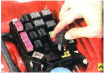 6. Вверните в свечное отверстие проверяемого цилиндра компрессометр.