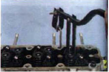 3. Установите на головку блока приспособление для сжатия пружин клапанов, закрыв