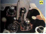 8. Снимите пассатижами с направляющей втулки клапана маслосъемный колпачок.