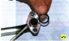14 Фланец маслоприемника уплотнен резиновым кольцом. Сильно обжатое, затвердевшее