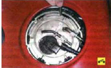 10. Поверните отверткой прижимное кольцо модуля топливного насоса против часовой