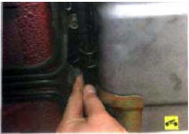 6. Извлеките трос привода стояночного тормоза из держателей, расположенных на