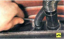 8. Ослабьте затяжку хомута крепления шланга вентиляции и отсоедините шланг от