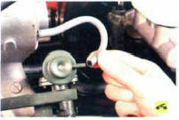 4. Отсоедините вакуумный шланг от регулятора давления. Давление по манометру
