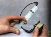 6. Для проверки клапана присоедините к отводящему штуцеру клапана медицинский