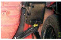 Адсорбер установлен в защитном кожухе на основании кузова справа сзади.