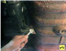 4. Выверните болт крепления кожуха адсорбера к кронштейну на основании кузова…