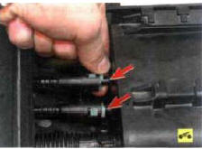 9. Сжав фиксаторы паровых шлангов, снимите их наконечники с патрубков адсорбера.