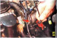 3. Отсоедините от штуцеров клапана шланги подвода и отвода разрежения.
