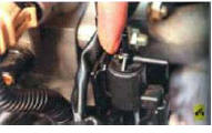 4. Отожмите фиксатор крепления электромагнитного клапана кронштейну впускной