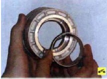 68. Извлеките дистанционное кольцо из регулировочной гайки.