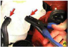 2. Ослабьте хомуты крепления пароотводящего шланга радиатора и шланга отвода