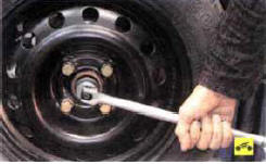 1. Ослабьте затяжку гайки ступицы переднего колеса.