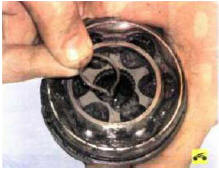 9. Извлеките стопорное кольцо из отверстия обоймы.