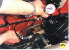 3. Для проверки давления топлива подключите между топливным фильтром и топливной