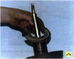10. Выверните гайку крепления амортизатора из корпуса стойки, зажав ее в тиски