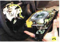 3. Снимите модуль подушки безопасности водителя (см. «Снятие и установка подушки