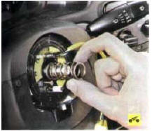 9.Снимите пружину, установленную под рулевым колесом.