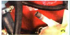 В штуцере бачка установлен обратный клапан, не позволяющий вытекать рабочей жидкости