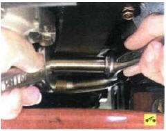 4. Удерживая штуцер от проворачивания, вторым ключом отверните гайку трубопровода...