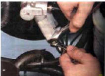 1. Отверните гайку крепления трубопровода, удерживая пробку регулятора от проворачивания