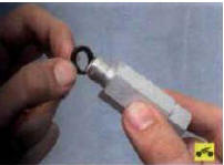 Уплотнительное кольцо регулятора давления при каждой сборке заменяйте новым.