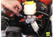 3. Отверните две гайки крепления главного тормозного цилиндра к вакуумному усилителю...