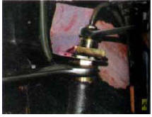 1. Для снятия переднего шланга отверните гайку крепления трубки, удерживая верхний