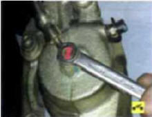 4. Выверните болт-штуцер крепления нижнего наконечника шланга к рабочему цилиндру