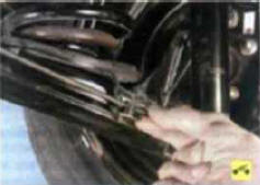 Держатель трубки к рабочему цилиндру тормозного механизма правого заднего колеса