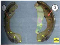 Передняя 1 и задняя 2 колодки заднего тормозного механизма разные по конструкции