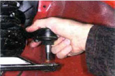 12. Отверните гайку пальца наконечника рулевой тяги и выпрессуйте палец из поворотного