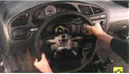 2. Снимите рулевое колесо (см. «Снятие и установка рулевого колеса», с. 176).